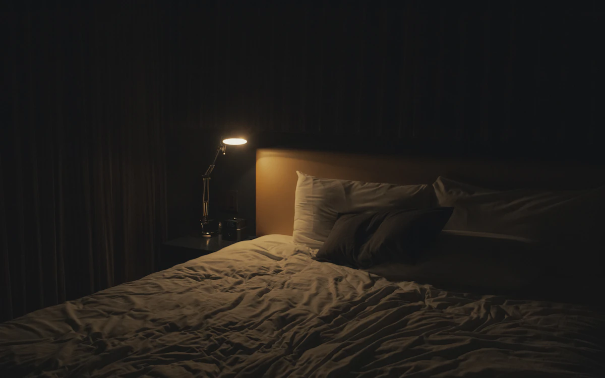 Suasana tidur yang nyenyak dan rileks setelah sesi pijat malam